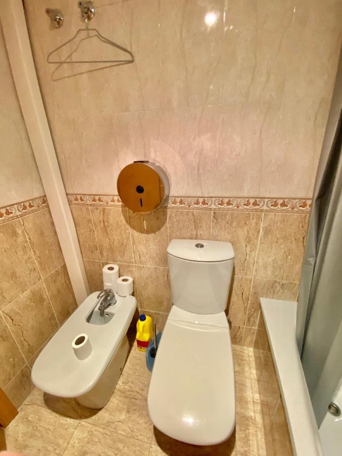 Roni Rooms Салоу Екстериор снимка
